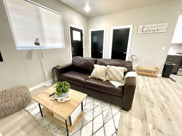 Smart TV, fireplace - Cozy Downtown Apartment 2br/1bth (Vancouver)