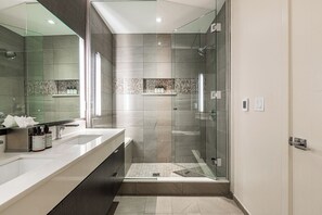 Combined shower/bathtub, hair dryer, towels - LIFT 509 | True Ski-In / Ski-Out Luxury | Steps to Sunrise Gondola (Park City)
