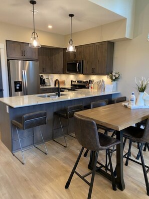 Fridge, microwave, oven, stovetop - Beautiful 3-bdrm condo: Outdoor adventures and relaxation await! (Sun Peaks)