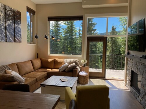 Beautiful 3-bdrm condo: Outdoor adventures and relaxation await!