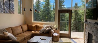 Beautiful 3-bdrm condo: Outdoor adventures and relaxation await!