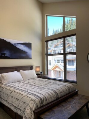 3 habitaciones, escritorio, tabla de planchar con plancha y wifi gratis 