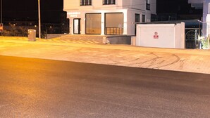 Un edificio bianco con il cartello 'FIDANOGLU SUITE HOTEL' e diverse finestre.