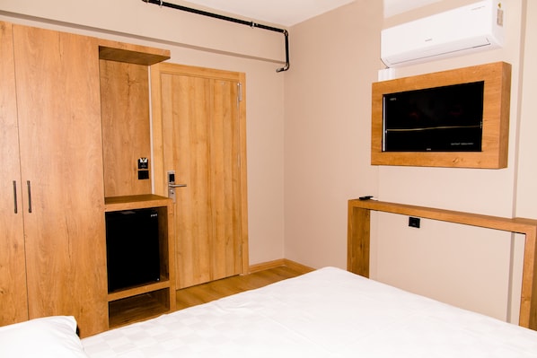Chambre Confort double | Minibar, accès au Wi-Fi (inclus), literie fournie