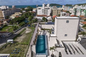 On the beach, white sand - 864 - Aluguel Apartamento em Bombinhas (Bombinhas)