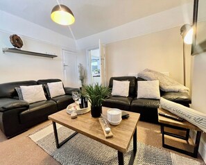 Unclassified image, 5 of 28, button - Delightful 2 bed detached home with secure parking (Cannock)