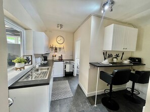 Unclassified image, 4 of 28, button - Delightful 2 bed detached home with secure parking (Cannock)