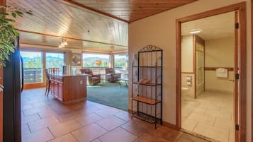 1 habitación, muebles diferentes y tabla de planchar con plancha