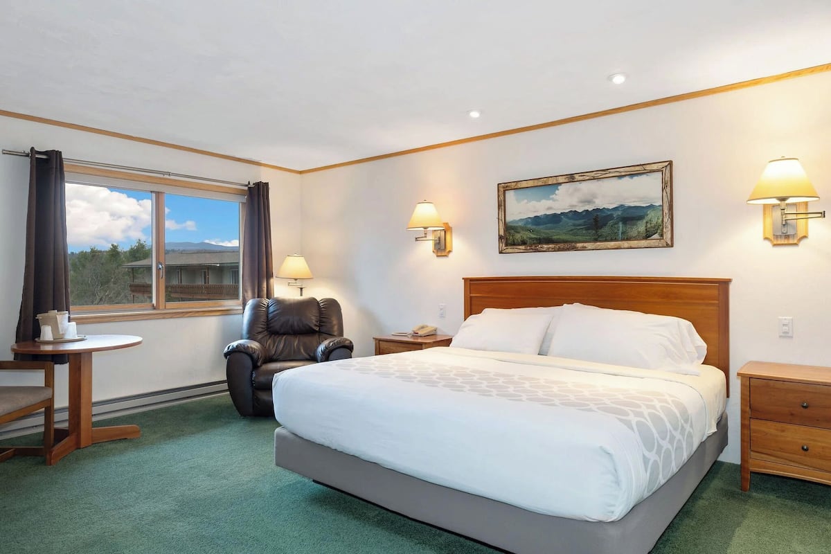 Standard King w/ Mountain View Balcony | Seterika/papan seterika, Wi-fi percuma 