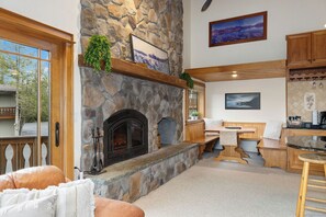 Art Devlin's Suite | Dining room