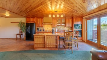 Premium Mountain View King Suite | Private kitchen | Microwave