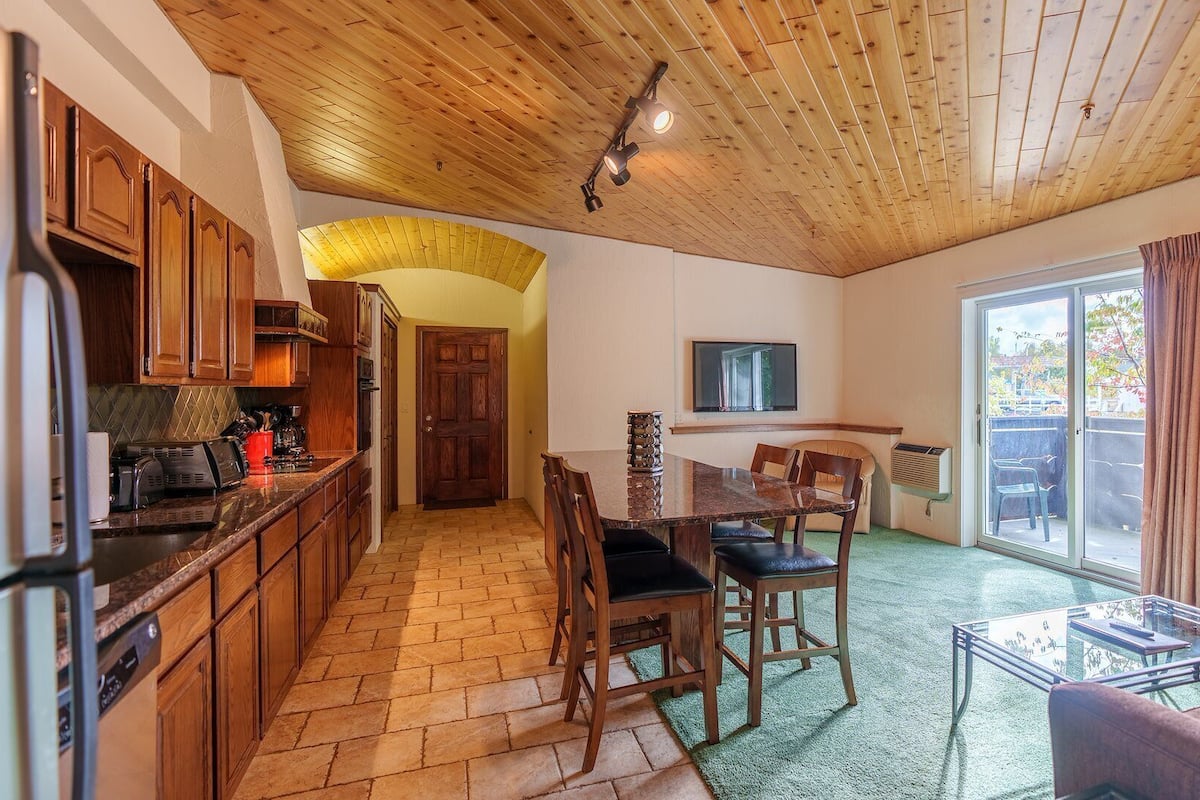 Premium Suite with Balcony, Full Bed | Privat køkken | Mikrobølgeovn