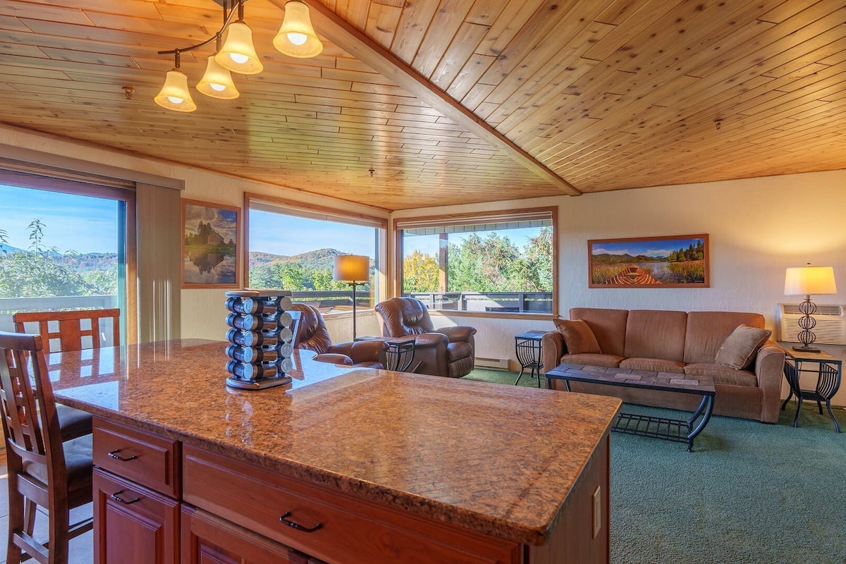 Premium Mountain View King Suite | Opholdsområde | 55-tommers tv med kabelkanaler