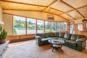 Reception - The Devlin (Lake Placid)