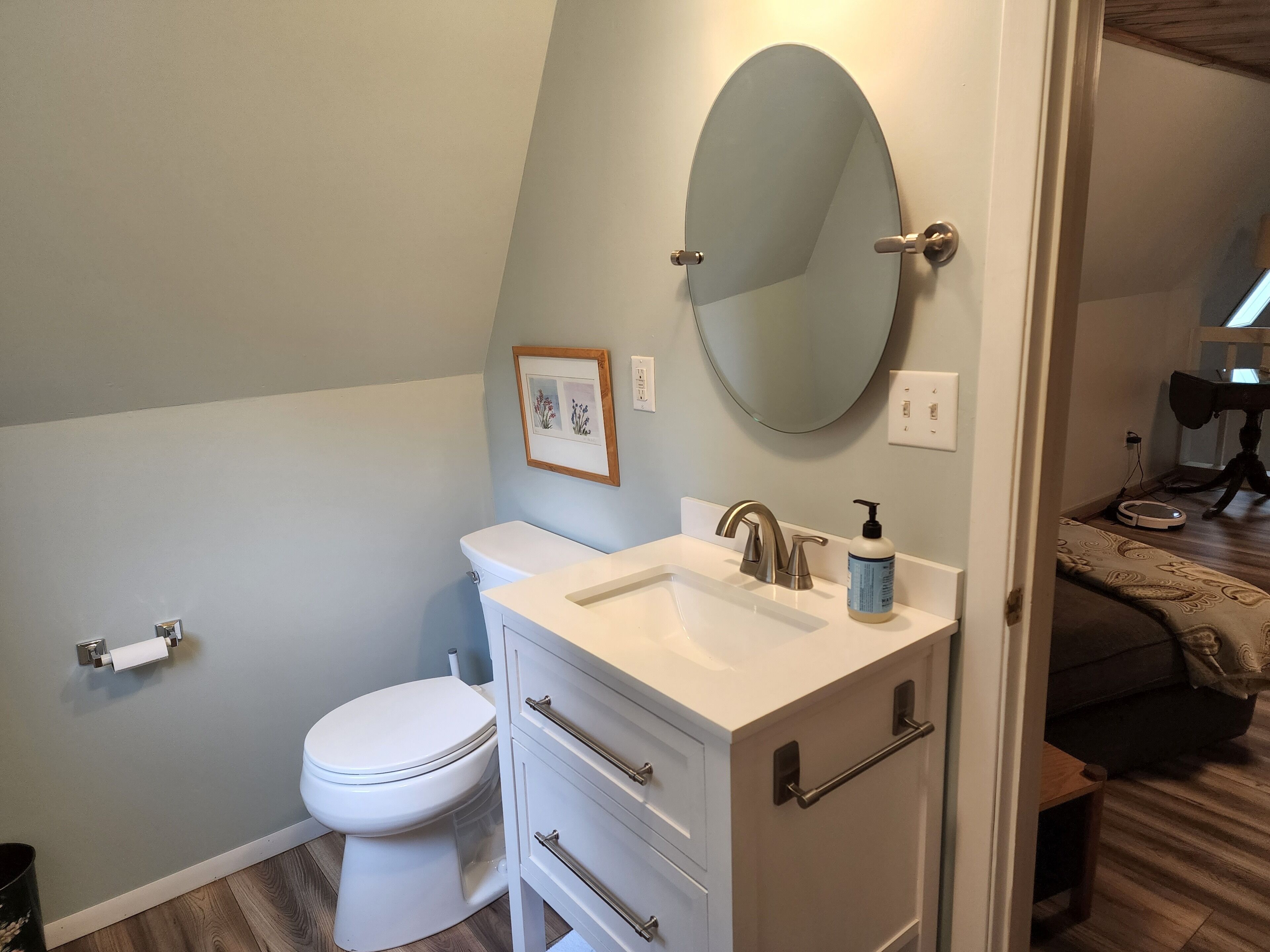 Ein Badezimmer mit Toilette, Waschbecken und Waschtisch.