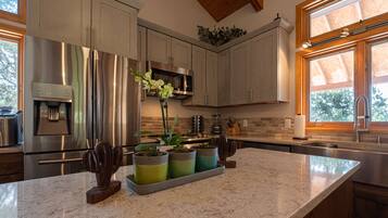 Jääkaappi, mikroaaltouuni, uuni, liesi