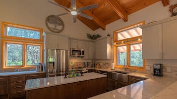 Jääkaappi, mikroaaltouuni, uuni, liesi