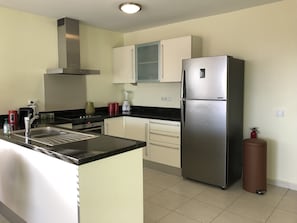 Refrigerador, microondas, horno y parrilla de estufa