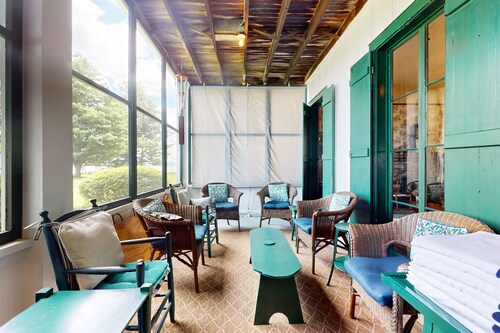 Gorgeous dog-friendly lakefront cottage with full kitchen and grill