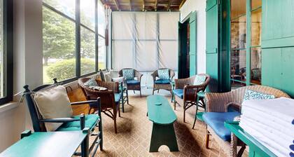 Gorgeous dog-friendly lakefront cottage with full kitchen and grill