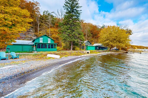 Gorgeous dog-friendly lakefront cottage with full kitchen and grill