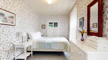 6 bedrooms, iron/ironing board, internet, bed sheets