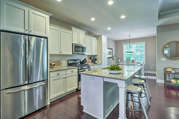 Fridge, microwave, stovetop, dishwasher