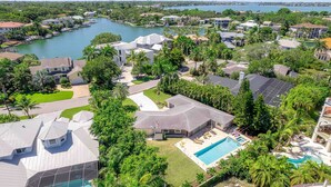 Un quartier résidentiel doté d’une grande piscine, de plusieurs maisons et d’un port de plaisance.