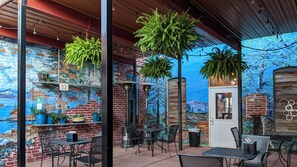 Outdoor dining - Mountain Jungalow on Main Street, 3 min walk to Royal Gorge Train (Cañon City)