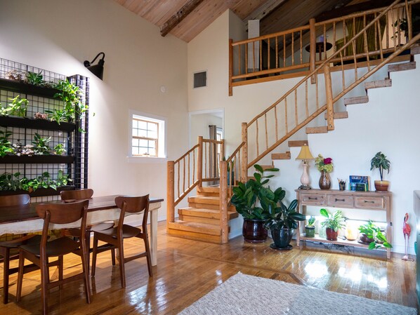 Dining - Mountain Jungalow on Main Street, 3 min walk to Royal Gorge Train (Cañon City)