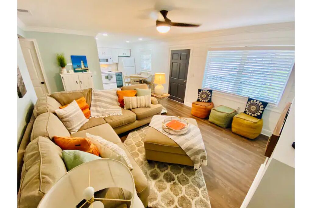 Venice Island condo, less than a mile to the beach
