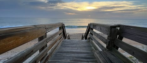 Sulla spiaggia, lettini da mare, teli da spiaggia