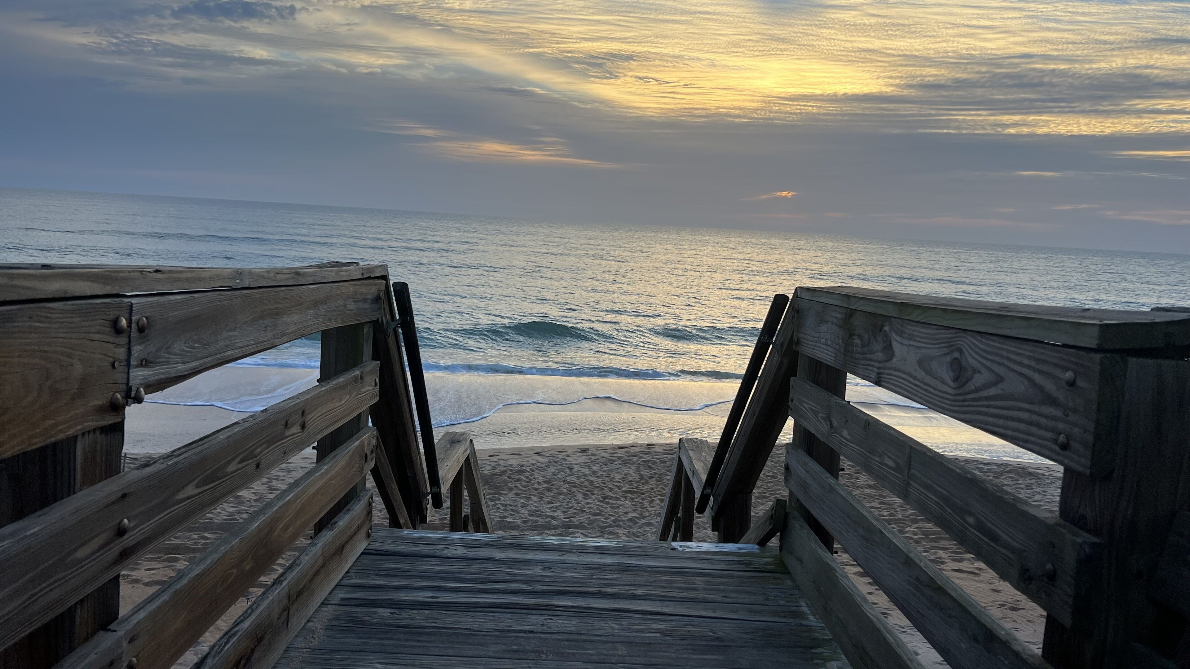 På stranden, solstolar och strandhanddukar