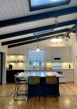 ثلاجة، ميكروويف، فرن، موقد طهي مسطح