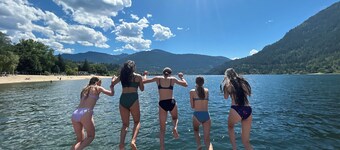 Bright Lakeside Retreat: King Bed & Willow Views