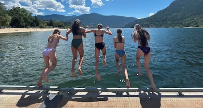 Bright Lakeside Retreat: King Bed & Willow Views