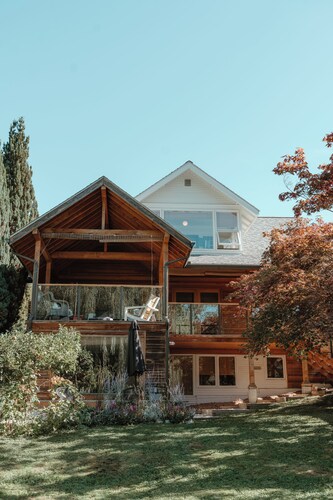 Bright Lakeside Retreat: King Bed & Willow Views