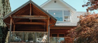 Bright Lakeside Retreat: King Bed & Willow Views