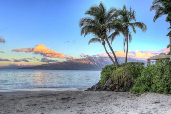 Beach nearby, sun loungers, beach towels