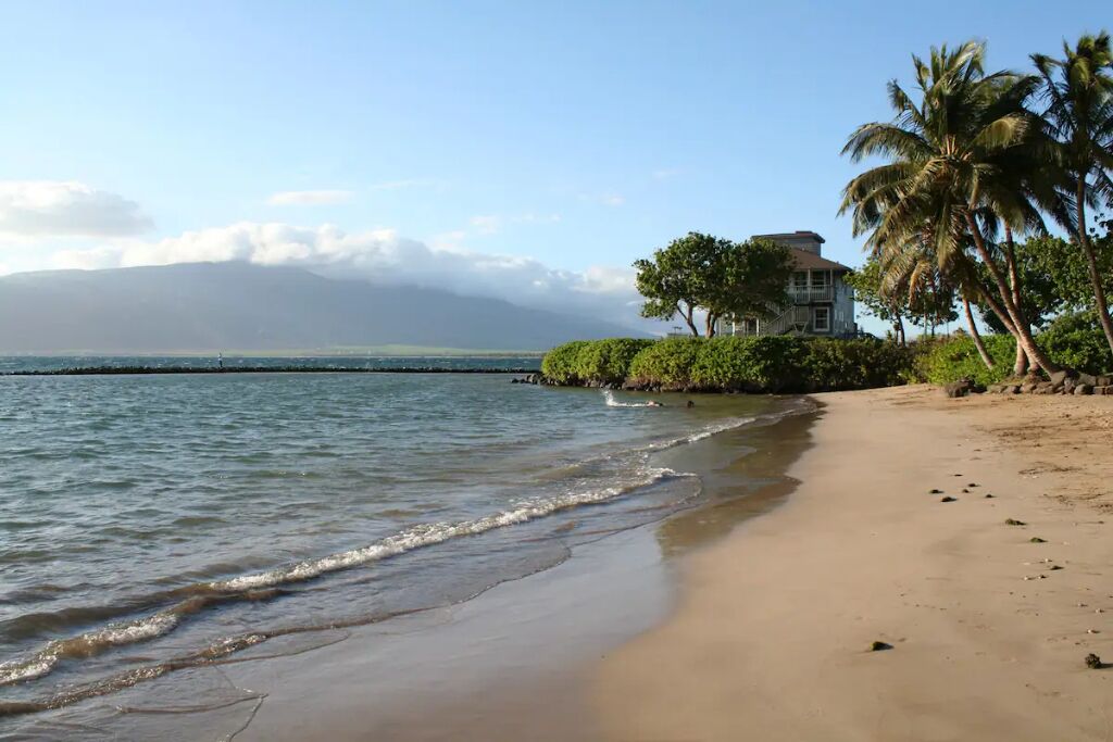 Beach nearby, sun loungers, beach towels