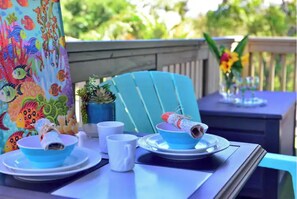 Outdoor dining - Tracy's Tropical Treasures earned "Best in Kihei" four times and “#1 in Maui” (Kihei)