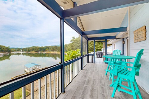 Lakefront home with dock, deck, gazebo, pool table & amazing views