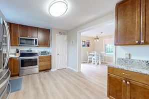 ثلاجة، ميكروويف، فرن، موقد طهي مسطح