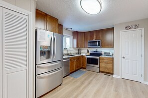 ثلاجة، ميكروويف، فرن، موقد طهي مسطح