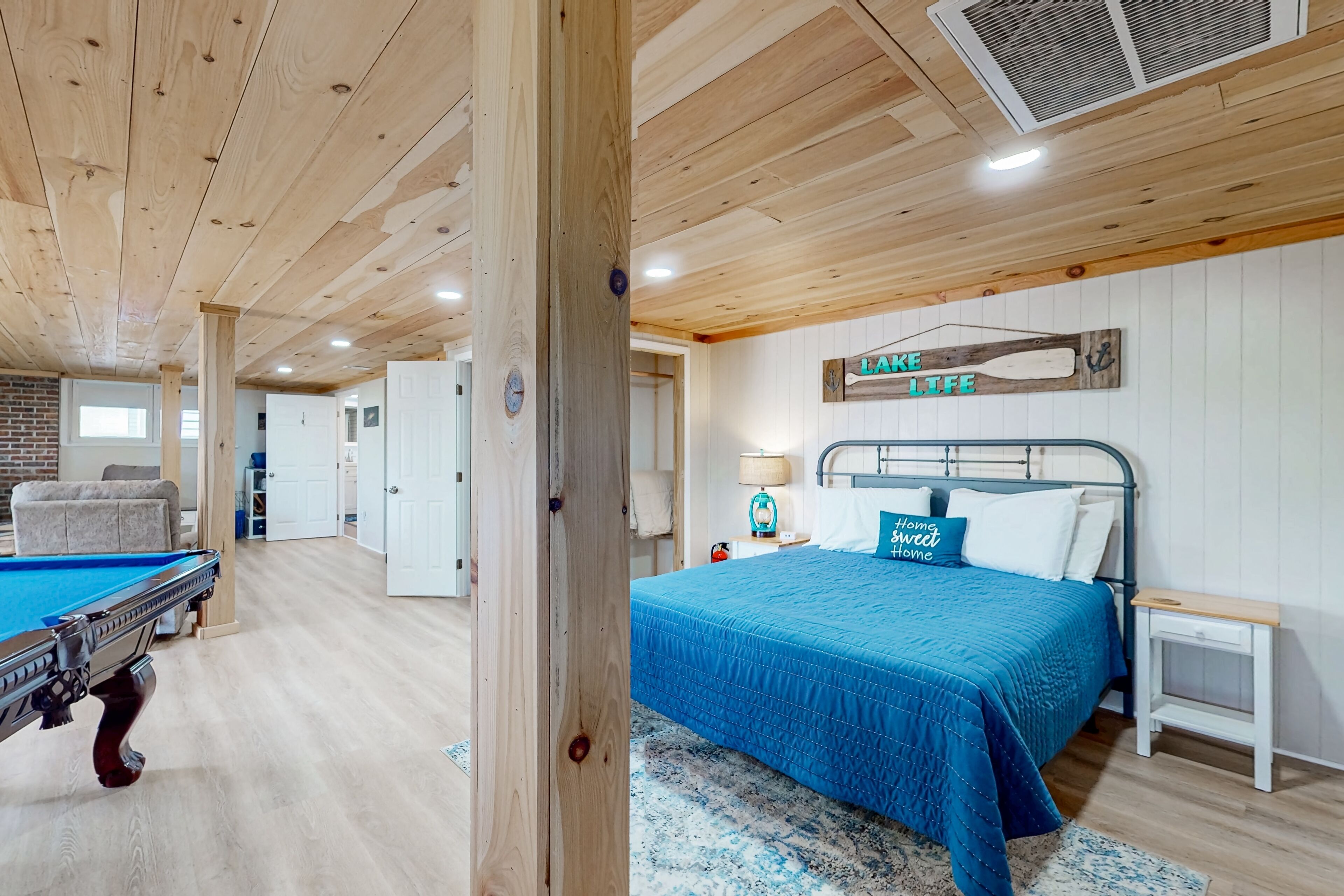 2 bedrooms, iron/ironing board, internet, bed sheets