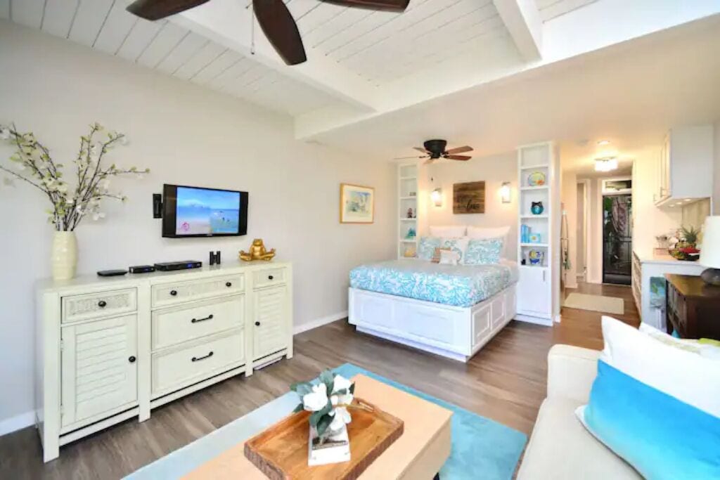 Caja de seguridad en la habitación y tabla de planchar con plancha 