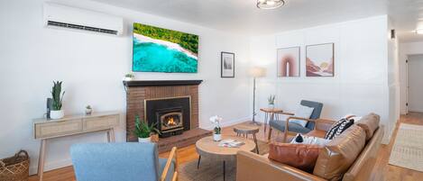 Smart-TV, Kamin, Bücher, Musikbibliothek