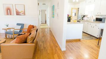 Smart TV, chimenea, libros y biblioteca musical