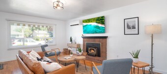 Modern Bliss: Chic Retreat w/ Stylish Amenities, Ideal for Vacation & Family Fun