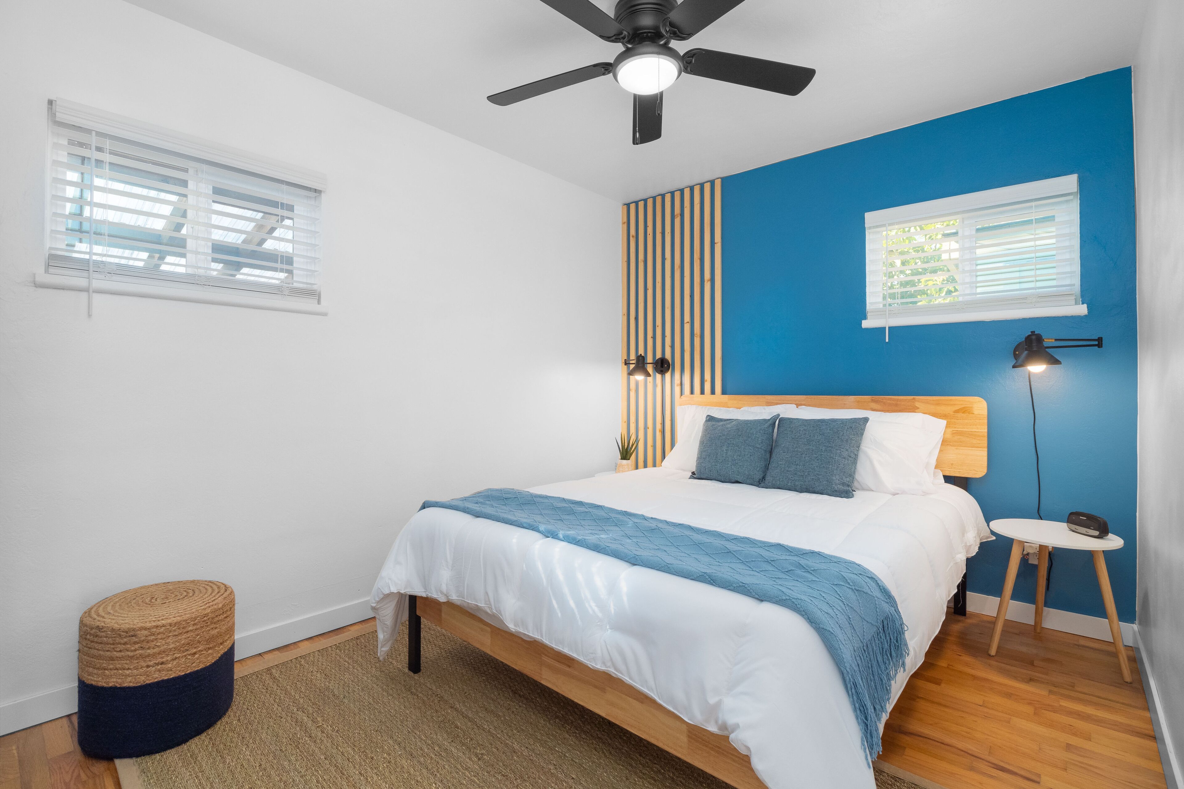 3 habitaciones, escritorio y tabla de planchar con plancha 